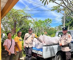PS. Kanit Binmas AIPTU Panogaran Manurung dan Bhabinkamtibmas Kelurahan Simalungun AIPTU Untung JF. Nainggol SH pendampingan penjualan hasil panen jagung petani binaan ke Bulog Cabang Pematangsiantar