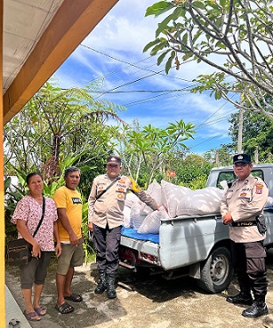 PS. Kanit Binmas AIPTU Panogaran Manurung dan Bhabinkamtibmas Kelurahan Simalungun AIPTU Untung JF. Nainggol SH pendampingan penjualan hasil panen jagung petani binaan ke Bulog Cabang Pematangsiantar