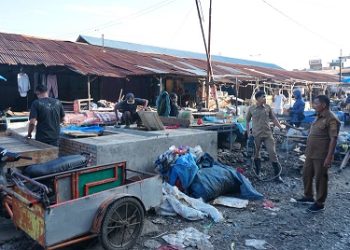 Pemko Pematangsiantar melalui Pemerintah Kecamatan Siantar Utara membongkar bangunan semi permanen milik PKL di Pasar Dwikora, tepatnya di Jalan Mufakat Kelurahan Sukadame