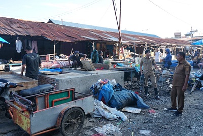 Pemko Pematangsiantar melalui Pemerintah Kecamatan Siantar Utara membongkar bangunan semi permanen milik PKL di Pasar Dwikora, tepatnya di Jalan Mufakat Kelurahan Sukadame