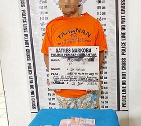 Tersangka BRRS alia Bobi dan barang bukti diamankan di Sat Resnarkoba Polres Pematangsiantar
