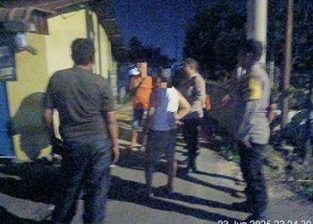 Personil piket Polsek Siantar Marihat saat cek TKP keributan di Jalan Durian Gang Jambu Air