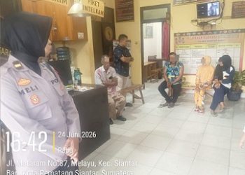 Kanit Reskrim IPDA Esron Pasaribu SH bersama personil piket saat mediasi kedua belah pihak di Polsek Siantar Barat