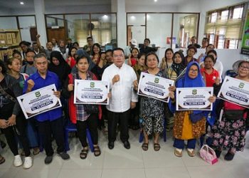 Wali Kota Pematangsiantar Wesly Silalahi SH MKn, menyerahkan bantuan kepada pedagang terdampak kebakaran Pasar Dwikora.