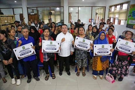 Wali Kota Pematangsiantar Wesly Silalahi SH MKn, menyerahkan bantuan kepada pedagang terdampak kebakaran Pasar Dwikora.