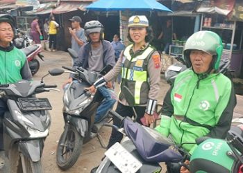 Kanit Kamsel IPDA Serly Tarigan saat laksanakan Binluh Dikmas Lantas kepada pengendara Gojek di Jalan Pergaulan