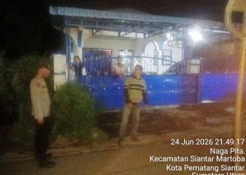 Personil piket Polsek Siantar Martoba saat cek TKP
