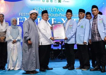Wali Kota Pematangsiantar Wesly Silalahi SH MKn menerima penghargaan Tokoh Toleransi di Sumut dari DPW BKPRMI Provinsi Sumut