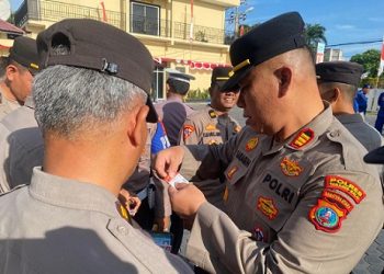 PS Kabag Ops AKP Natal Fernando Saragih SPd saat Periksa Sikap Tampan dan Kelengkapan Administrasi Personil
