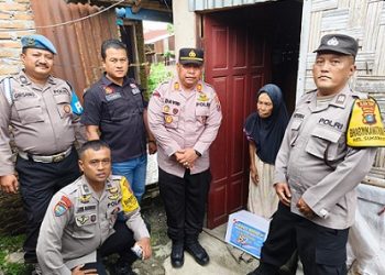 Kapolsek Siantar Marihat AKP David Eka Putra SH didampingi Kanit Reskrim IPTU Candra Ritongah SH. M.H dan personil saat berikan bansos kepada Ibu Zainab Boru Rambe