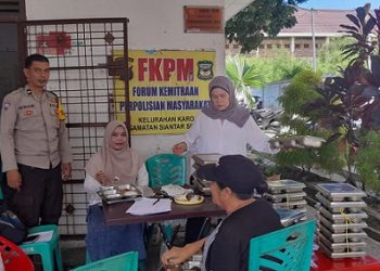 Bhabinkamtibmas Kelurahan Kaaro AIPTU Eko Silalahi melaksanakan monitoring distribusi Makan Bergizi Gratis (MBG) kepada warga di Kantor Kelurahan Karo