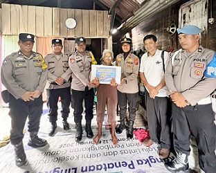 Kapolsek Siantar Selatan IPTU Suhaira Marbun didampingi Kanit Reskrim IPDA J. Manihuruk SH dan personil berikan bansos kepada Ibu S. br. Tambunan 