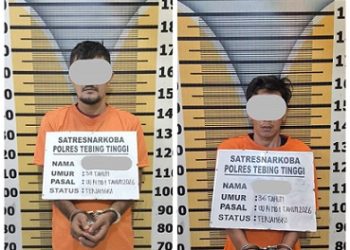 Kedua pelaku, YFS dan R beserta barang bukti