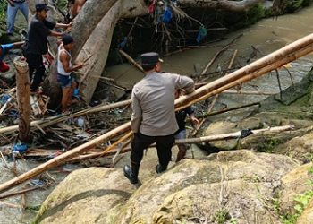 Kapolsek Tanah Jawa Kompol Banuara Manurung SH pimpin pencarian korban