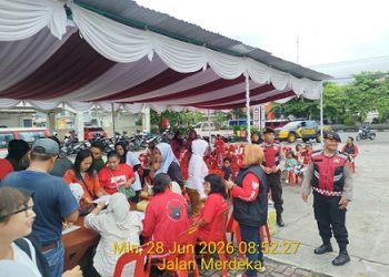 Personil Sat Samapta saat patroli di Lapangan Pariwisata Jalan Merdeka