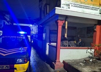 piket Bhabinkamtibmas Kelurahan Karo AIPTU Eko Silalahi dan Bhabinkamtibmas Kelurahan Aek Nauli AIPTU Herry Tarigan melaksanakan SALING di Pos Kamling Merah Putih jalan Sabang Merauke