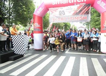 Wali Kota Pematangsiantar Wesly Silalahi SH MKn, Ketua TP PKK Ny Liswati Wesly Silalahi dan Kapolres Pematangsiantar AKBP Sah Udur T.M. Sitinjak SH. SIK. MH saat melepas peserta gerak jalan santai Semarakkan HUT Bhayangkara Ke 80