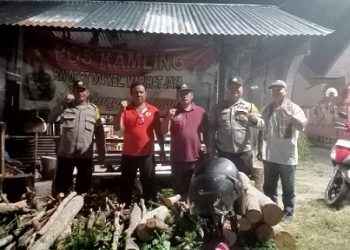 Piket Bhabinkamtibmas APTU Fernandes, AIPDA Perwira Sebayang dan BRIPKA Johannes C. Siregar melaksanakan kegiatan SALING di Pos Kamling Jalan Melanton Siregar Gang PD
