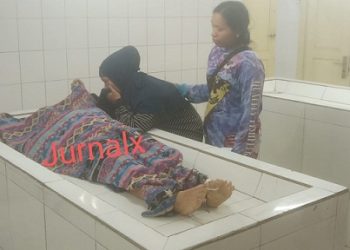 Jenajah korban NJ boru T ditangis adik kandungnya diruangan jenajah RSUD dr Djasamen Saragih Kota Pematangsiantar