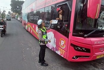 Kanit Kamsel IPDA Serly Tarigan bersama personil saat bagikan brosur kepada warga pengguna jalan