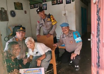 Kapolsek Siantar Marihat AKP David Eka Putra SH bersama personil berikan bansos kepada Ibu Rosinta br. Simbolon