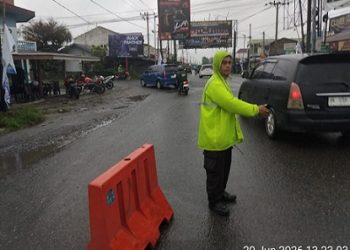 Personil Sat Lantas gatur lalin urai kemacetan di Jalan Parapat