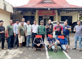 Tersangka LM dan Kedua penadah diapit Kanit Jatanras Sat Reskrim IPDA Revanto bersama Tim Opsnal dan Unit Jatanras Sat Reskrim Polres Madina saat di Polres Madina