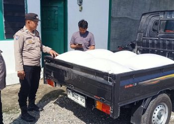 Bhabinkamtibmas AIPTU Jhonson Hutahuruk melakukan pendampingan penjualan hasil panen jagung petani binaan ke Bulog Cabang Pematangsiantar