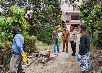 Bhabinkamtibmas Kelurahan Kristen Bripka Swandi sambangi Pokmas Perbaikan Saluran Air di Jalan Kisaran