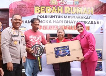 Kapolres Simalungun AKBP Marganda Aritonang, S.H. S.I.K M.M bersama Ketua Bhayangkari Cabang Simalungun, Ny. Nanik Marganda Aritonang Serahkan Kunci Rumah dan Bantuan Kepada Rosmalina Sipayung