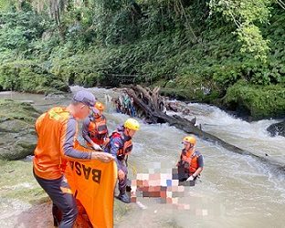 Tim Basarnas saat evakuasi jasad korban MS alias Pak Friska 