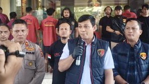 Paparan komplotan spesialis pencurian mobil Mitsubishi L300 di Polda Sumut. (Foto Ist)