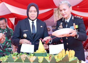 Kapolres Pematangsiantar AKBP Sah Udur T.M Sitinjak S.H,.S.I.K,.M.H pemotongan nasi tumpeng syukuran Hari Bhayangkara Ke 80