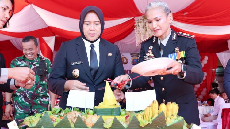 Kapolres Pematangsiantar AKBP Sah Udur T.M Sitinjak S.H,.S.I.K,.M.H pemotongan nasi tumpeng syukuran Hari Bhayangkara Ke 80