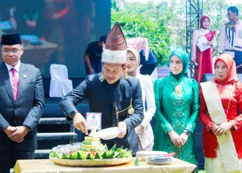 Wali Kota H. Iman Irdian Saragih didampingi Wakil Wali Kota H. Chairil Mukmin Tambunan pemotongan nasi tumpeng HUT Ke 109 Kota Tebing Tinggi
