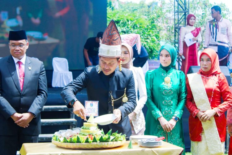 Wali Kota H. Iman Irdian Saragih didampingi Wakil Wali Kota H. Chairil Mukmin Tambunan pemotongan nasi tumpeng HUT Ke 109 Kota Tebing Tinggi