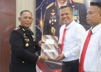 Kanit Reskrim Polsek Gunung Malela, IPDA Bolon Hot Situngkir, SH menerima piagam penghargaan dari Kapolres Simalungun, AKBP Marganda Aritonang, S.I.K., S.H., M.M