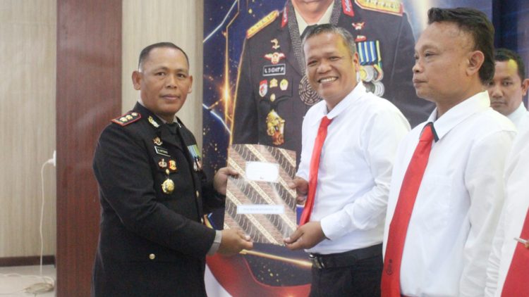 Kanit Reskrim Polsek Gunung Malela, IPDA Bolon Hot Situngkir, SH menerima piagam penghargaan dari Kapolres Simalungun, AKBP Marganda Aritonang, S.I.K., S.H., M.M