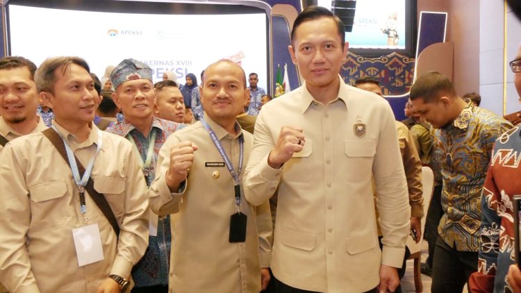 Wali Kota Tanjungbalai Mahyaruddin Salim saat photo bersama Menteri Koordinator Bidang Infrastruktur dan Pembangunan Kewilayahan, Agus Harimurti Yudhoyono (AHY)