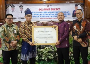 Kepala BKN RI Zudan Arif Fakrulloh kepada Wali Kota Tanjungbalai Mahyaruddin Salim
