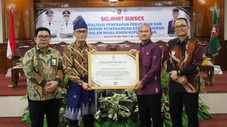 Kepala BKN RI Zudan Arif Fakrulloh kepada Wali Kota Tanjungbalai Mahyaruddin Salim