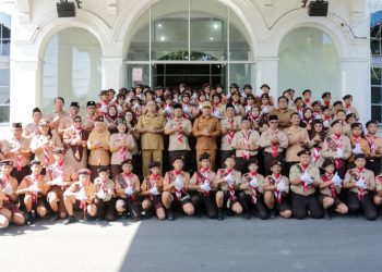 Sekda Antonius Sitanggang SSTP MSi melepas kontingen Kwarcab Gerakan Pramuka Kota Pematangsiantar ikuti Jambore Daerah Sumut XI Tahun 2026 di halaman Balai Kota Pematangsiantar