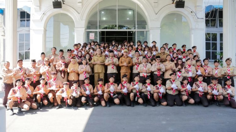 Sekda Antonius Sitanggang SSTP MSi melepas kontingen Kwarcab Gerakan Pramuka Kota Pematangsiantar ikuti Jambore Daerah Sumut XI Tahun 2026 di halaman Balai Kota Pematangsiantar