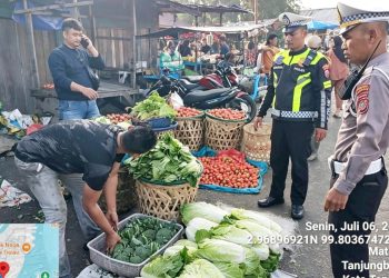 Personil Sat Lantas Tertibkan dan Edukasi PKL Pasar Suprapto