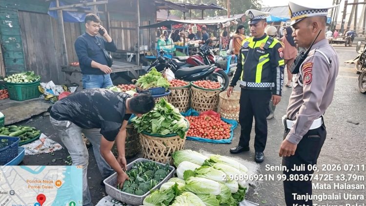 Personil Sat Lantas Tertibkan dan Edukasi PKL Pasar Suprapto