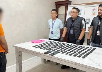 Kurir vape narkoba yang ditangkap polisi di hotel dengan barang bukti 128 vape pod getar. (Foto Ist)