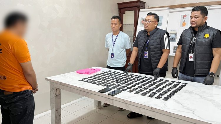 Kurir vape narkoba yang ditangkap polisi di hotel dengan barang bukti 128 vape pod getar. (Foto Ist)