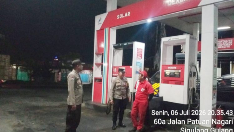Piket Bhabinkamtibmas AIPTU H.E Pane dan AIPDA M. Nurday melaksanakan patroli Blue Light Patrol (BLP) di SPBU 14.211.209 di Jln. Patuan Nagari