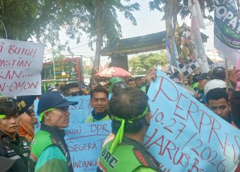 Ratusan ojek online (ojol) tergabung Gabungan Ojek Roda Dua Medan Sekitar (GODAMS) geruduk Gedung DPRD Sumut. (Foto Romulo)