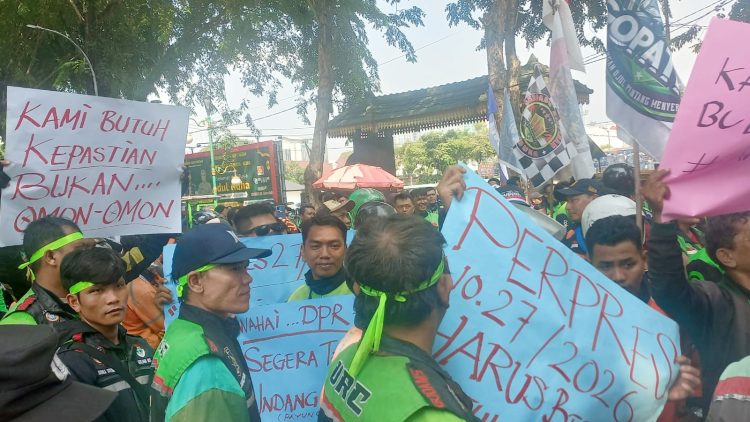 Ratusan ojek online (ojol) tergabung Gabungan Ojek Roda Dua Medan Sekitar (GODAMS) geruduk Gedung DPRD Sumut. (Foto Romulo)